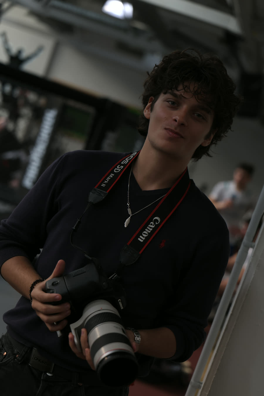 Fotograf mit Kamera in der Trainingshalle